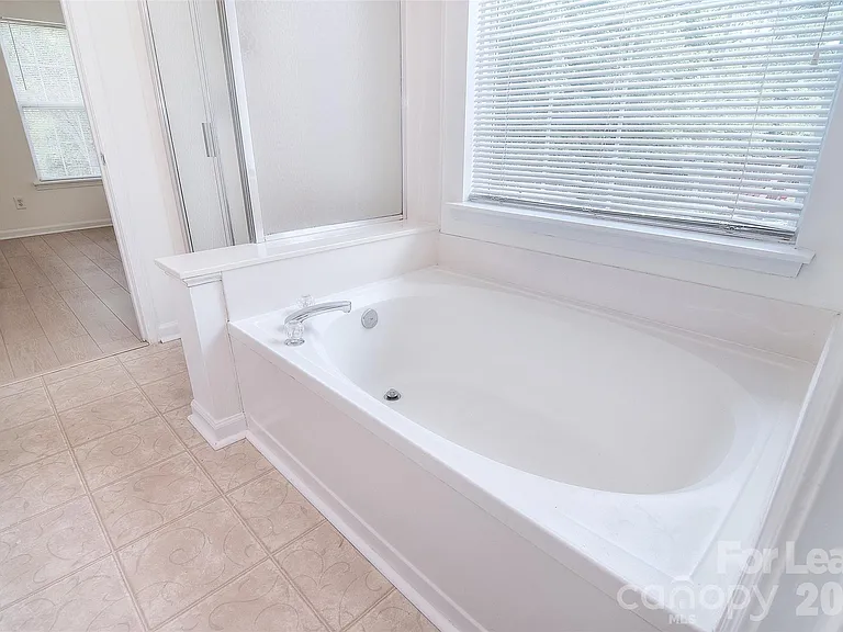 550 Carlisle Dr — Photo 29