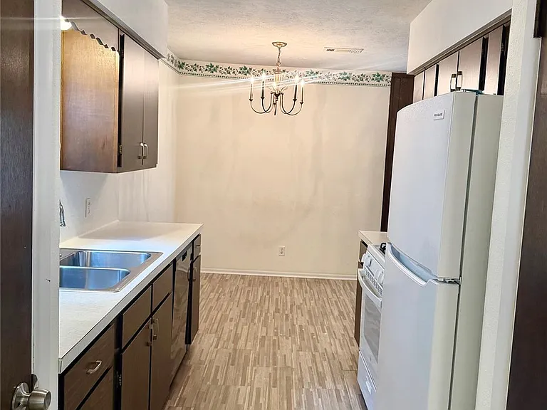 501 E Oak St — Photo 11
