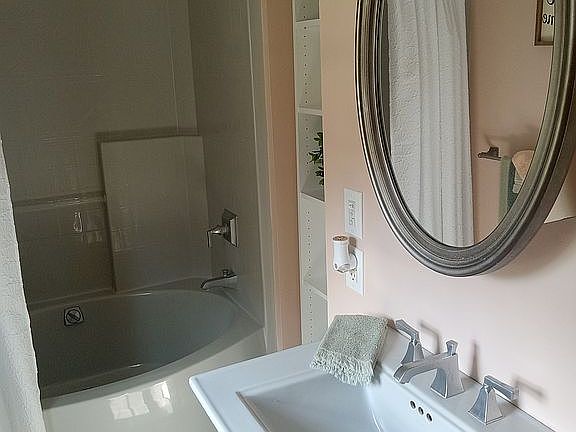 5th image of 507 W Logan St