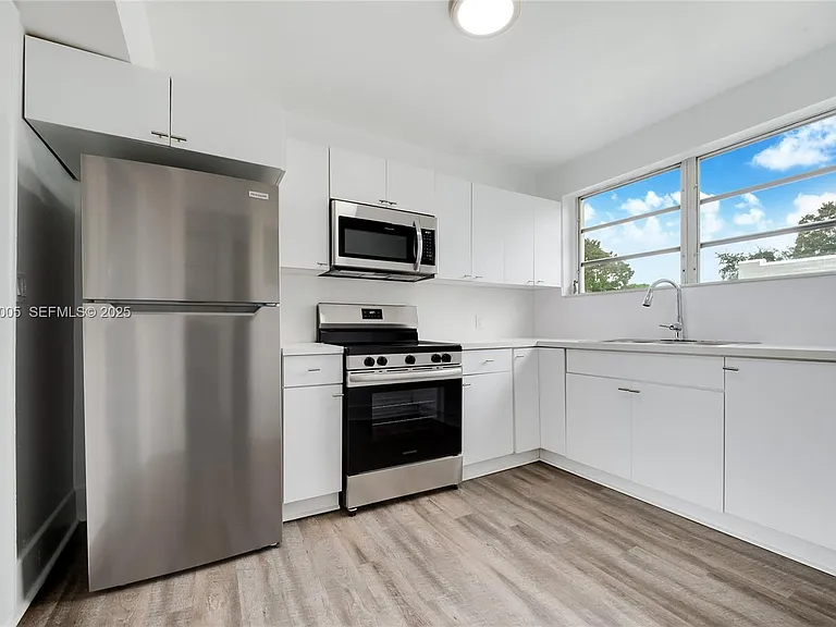 1736 SW 9th St #1738 — Photo 6