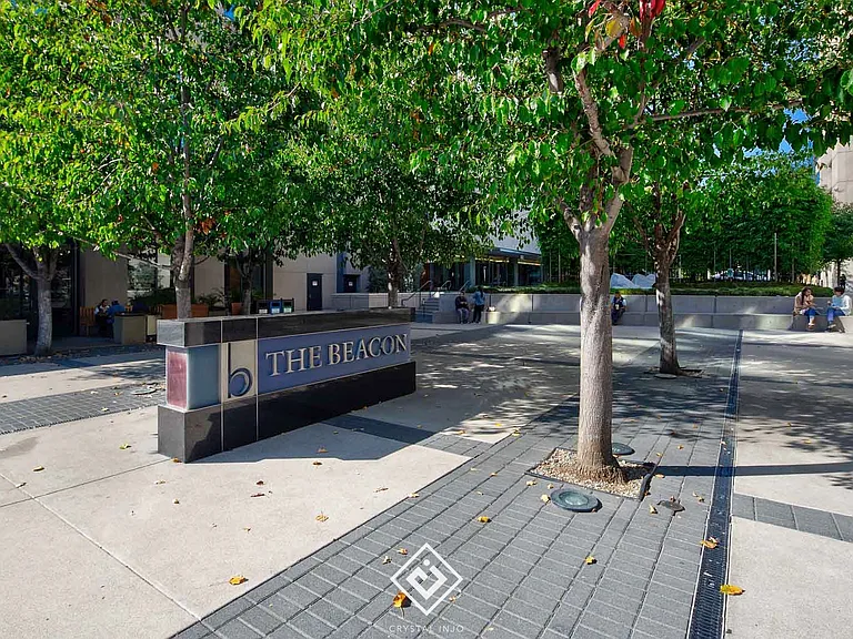 260 King St #1011 — Photo 17
