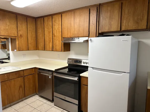 1521 Racquet Club Dr #B, Los Banos, CA 93635