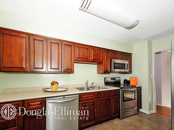 4th image of 972 Wood Park Dr