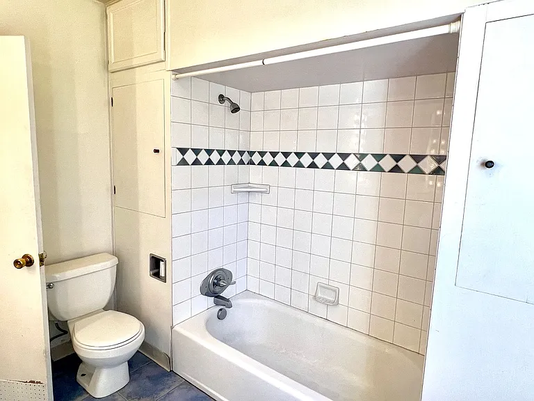 8421 N Fiske Ave — Photo 14