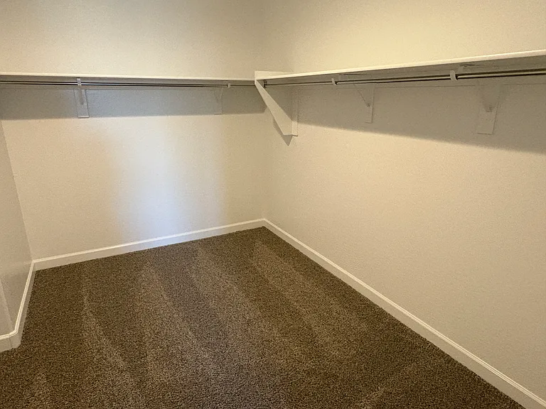 WALK IN CLOSET