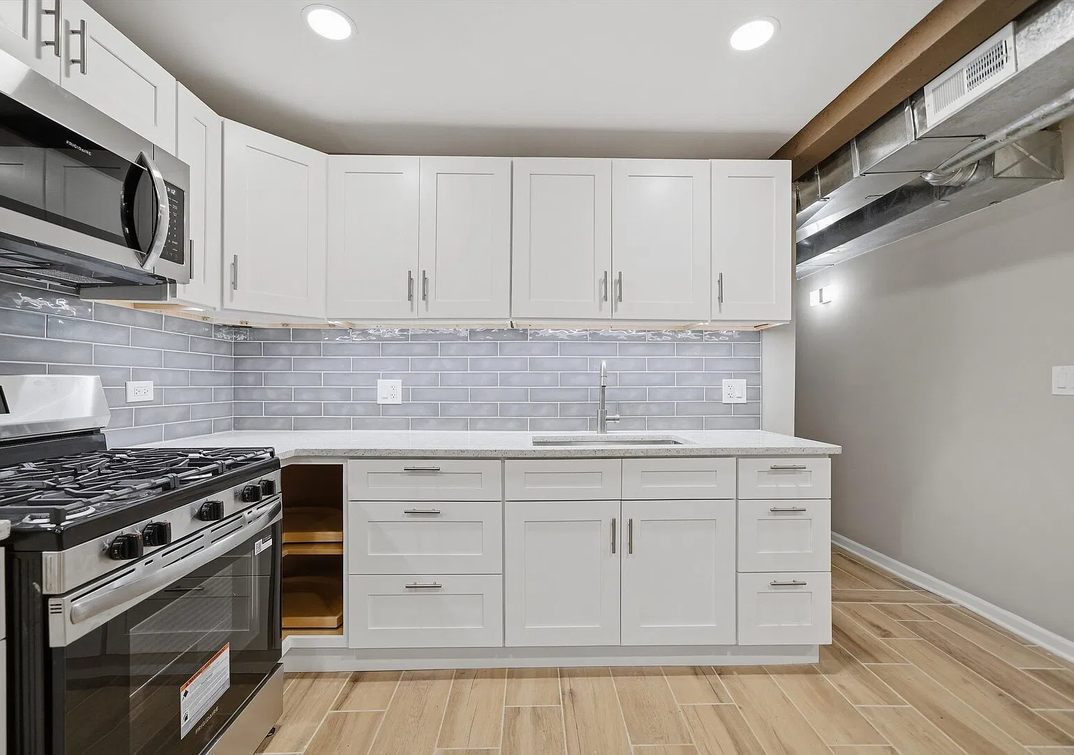 2 bed, 900 sqft, $1,900 — Photo 3