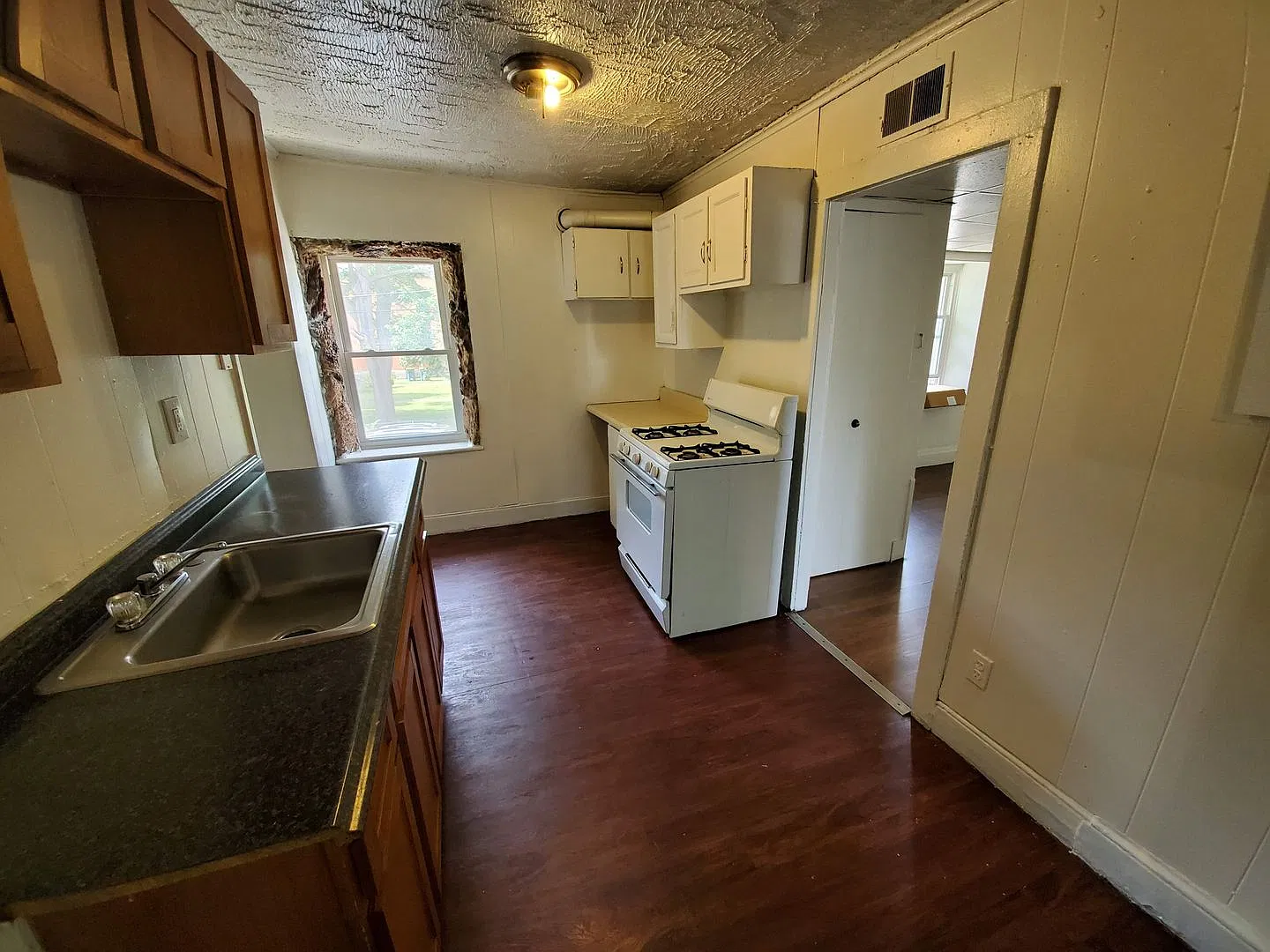 399 Ames St — Photo 2