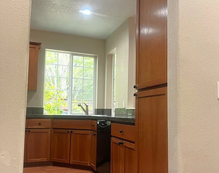 1008 SE Bacarra St — Photo 8