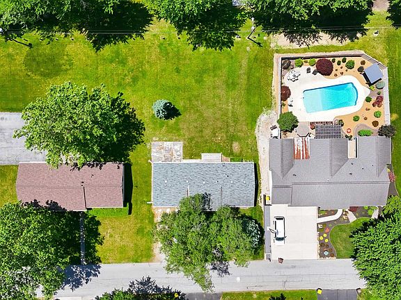 5th image of 609 Maxine Dr