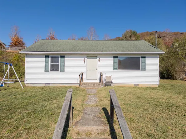 303 Fairview St, Narrows, VA 24124