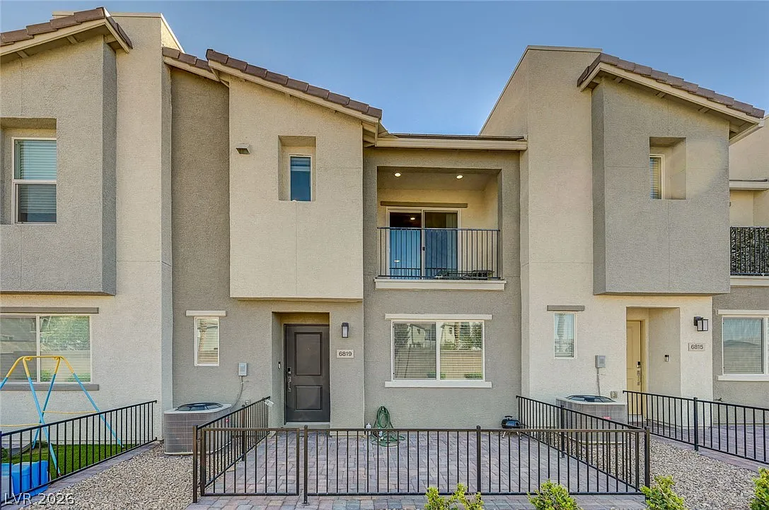 3 bed, 2.5 bath, 1373 sqft, $2,150 — Photo 2
