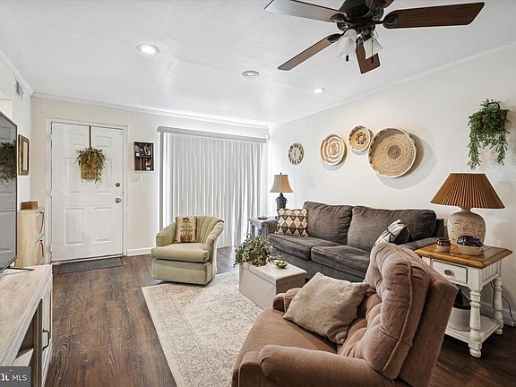 4th image of 217 Saratoga Ct