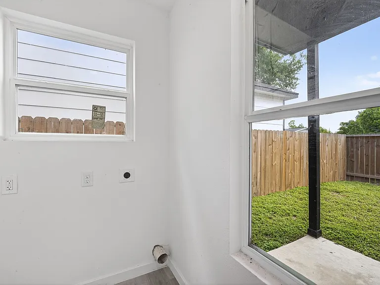 9009 Hilda St — Photo 11