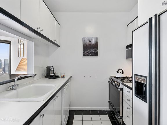 3rd image of 150-156 W 56th St APT 4810
