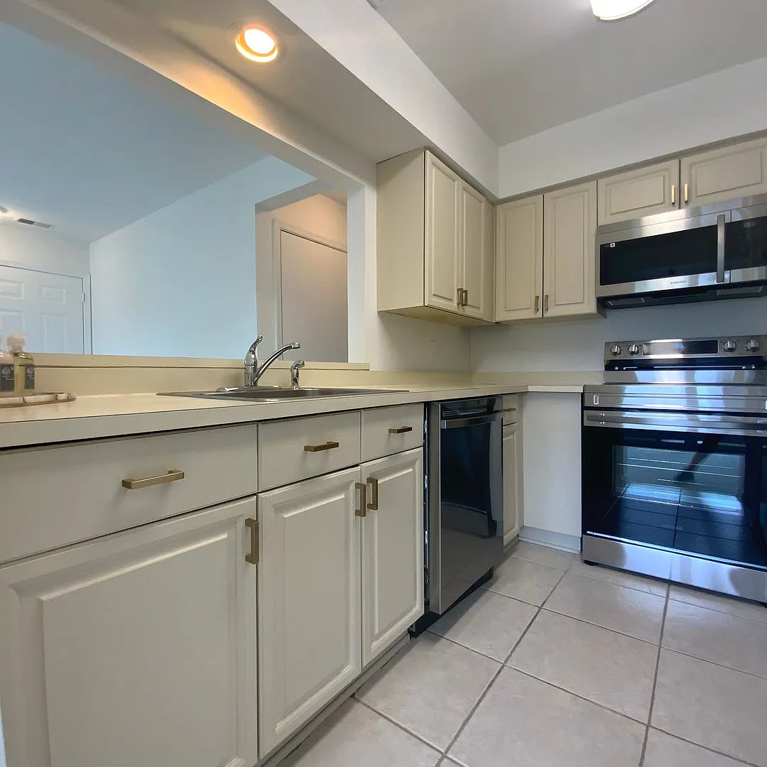 Lake View Condo - Move In Today — Photo 4