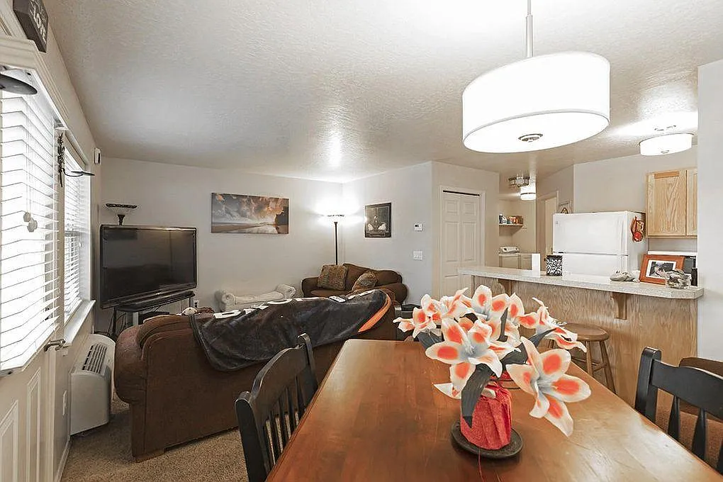 1 bed, 640 sqft, $1,200 — Photo 3