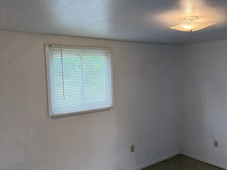 661 Grove Ln — Photo 7