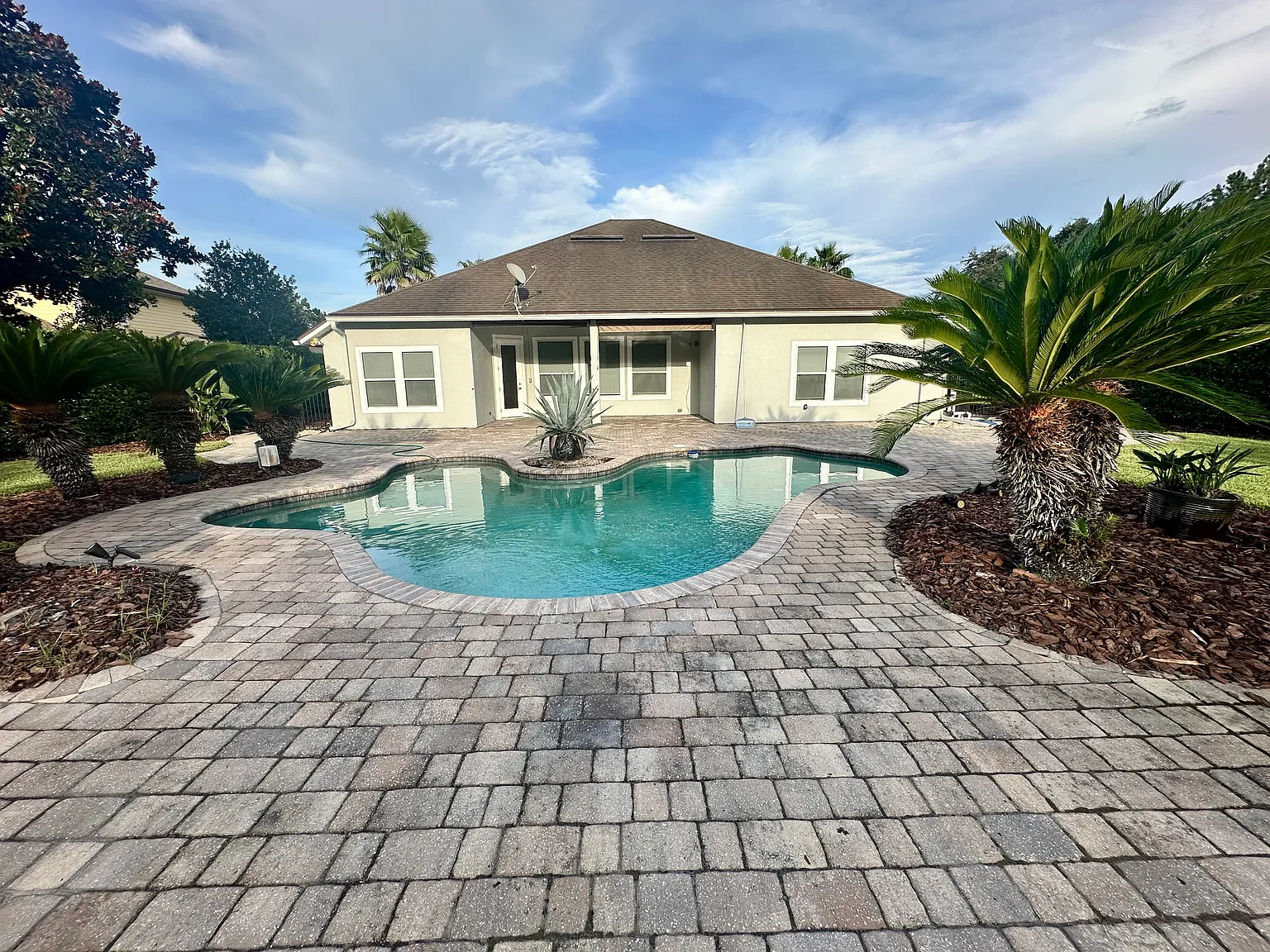 4 bed, 2.5 bath, 2280 sqft, $4,000 — Photo 1