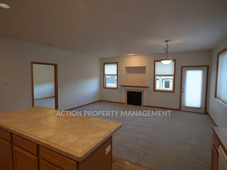 812 E Washington Pl — Photo 11