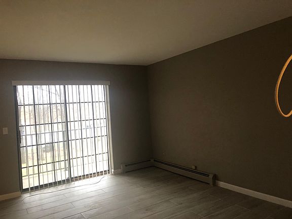 5th image of 19 Donna Ct APT 2