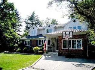 1019 Maple Ln, New Hyde Park, NY 11040