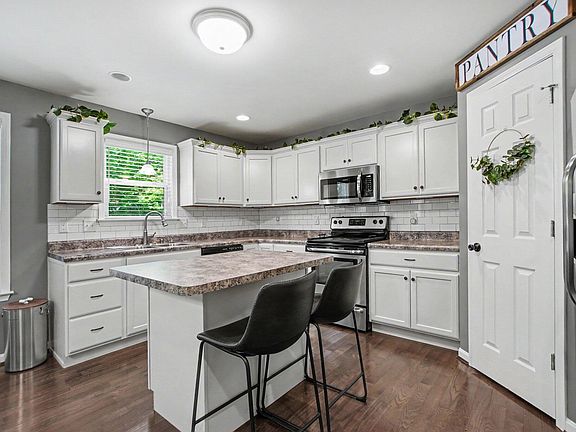 4th image of 3083 Silverbell Way