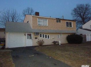 143 Spindle Rd, Hicksville, NY 11801