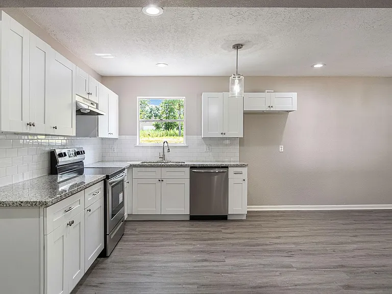 1702 Athens Dr — Photo 3