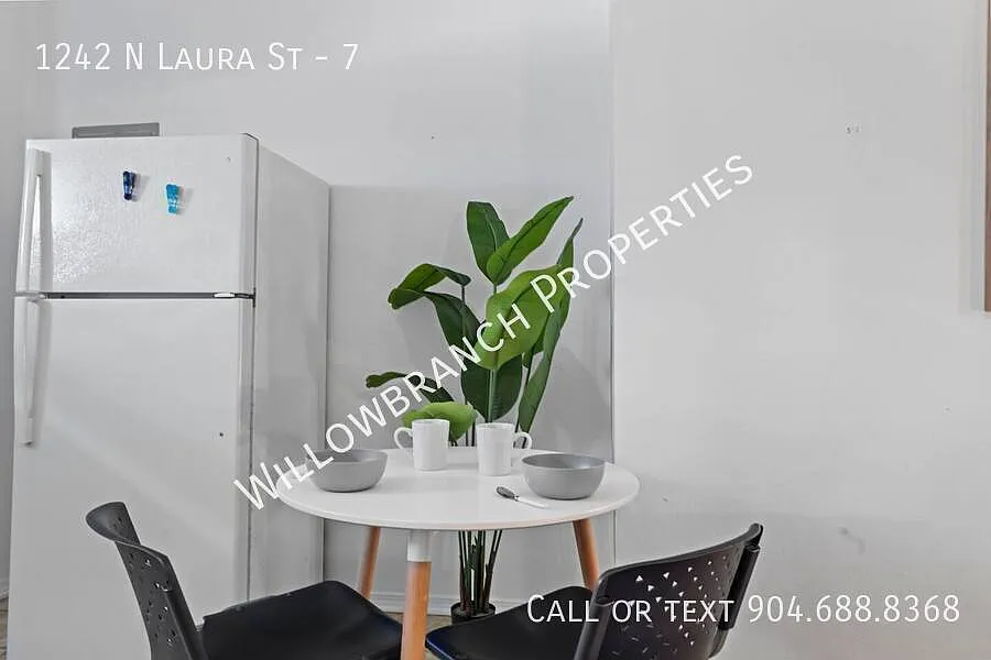 Building Photo - 1242 N Laura St #7