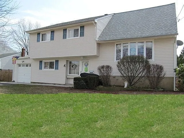 113 Benart Pl photo 1