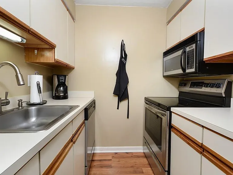 327 Plantation St — Photo 13