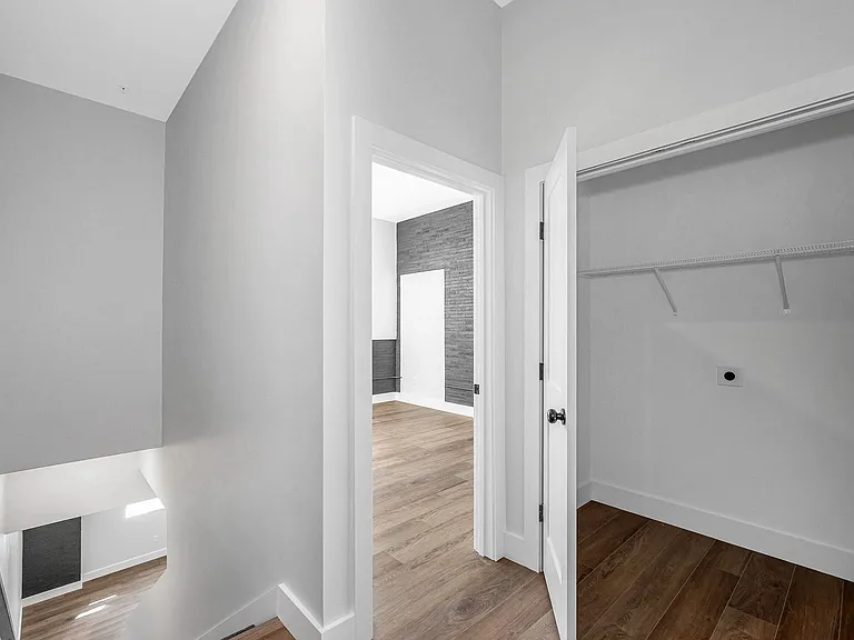 241 W 6th St #101 — Photo 11