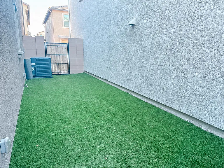 Yard Area, full turf