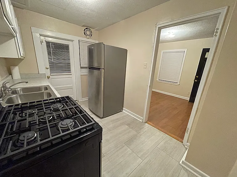 1661 Valley Ave — Photo 9