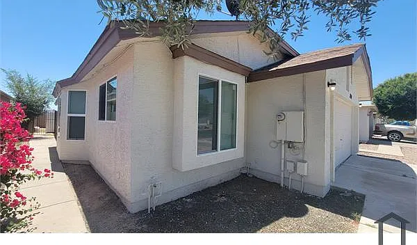3 bed, 1256 sqft, $1,900 — Photo 2