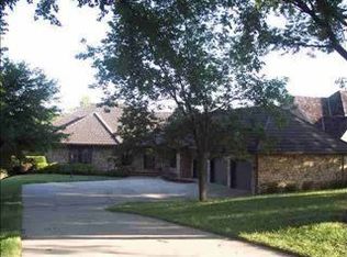 7152 SW Robins Dr, Topeka, KS 66610