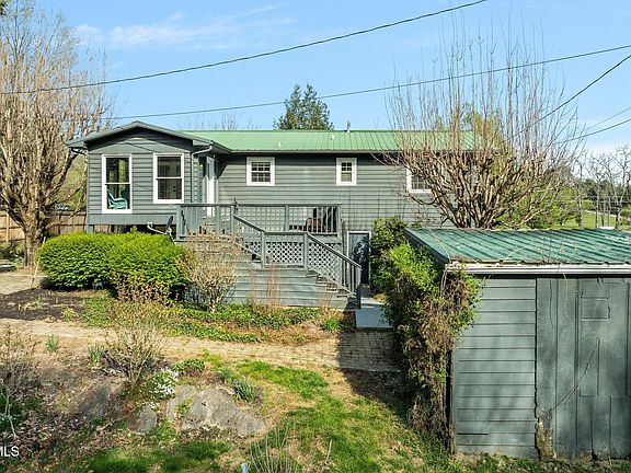 4th image of 524 Mountain View Dr