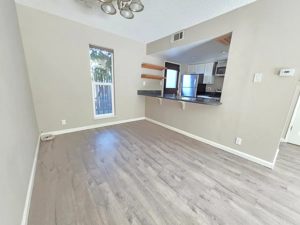 Building Photo - 5472 Roundtree Pl