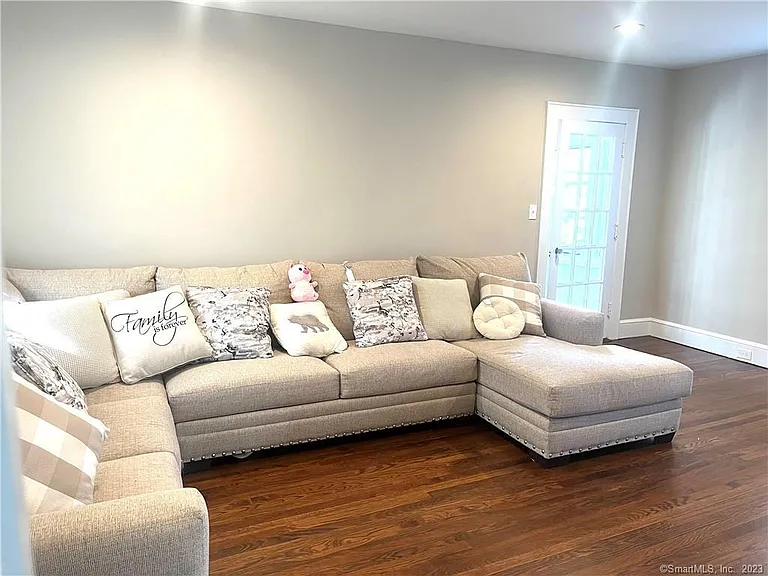 231 Nichols Ave — Photo 5