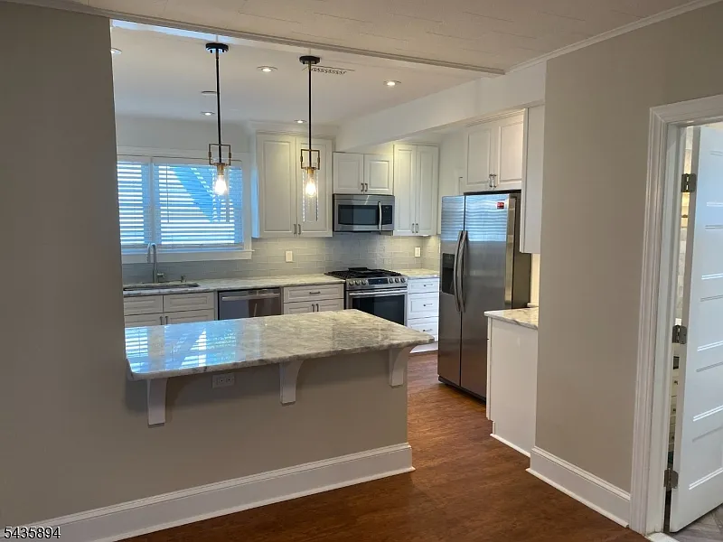 3 bed, 2.0 bath, $4,000 — Photo 2