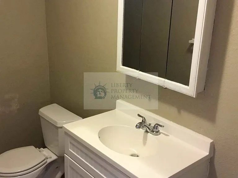 34 E 4th St #B — Photo 6