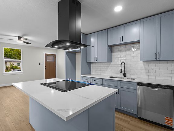 4th image of 3216 Sharon St