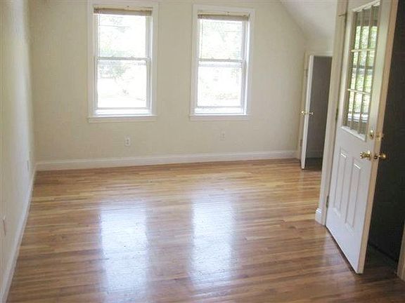 4th image of 118 Washington St