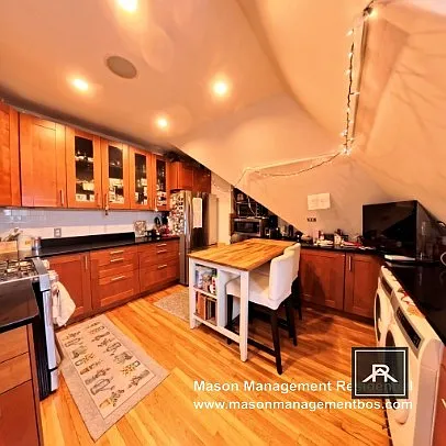 3 bed, 2.0 bath, 1418 sqft, $5,100 — Photo 2