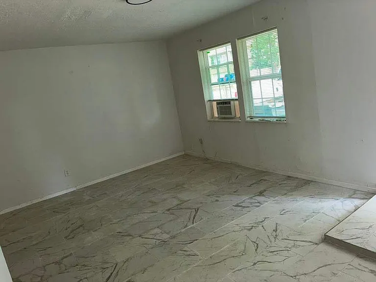 1918 Hampton St — Photo 5