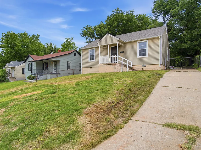 1305 Bellevidere Dr — Photo 3