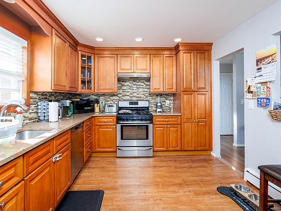 3rd image of 552 E Walnut St Floor 2