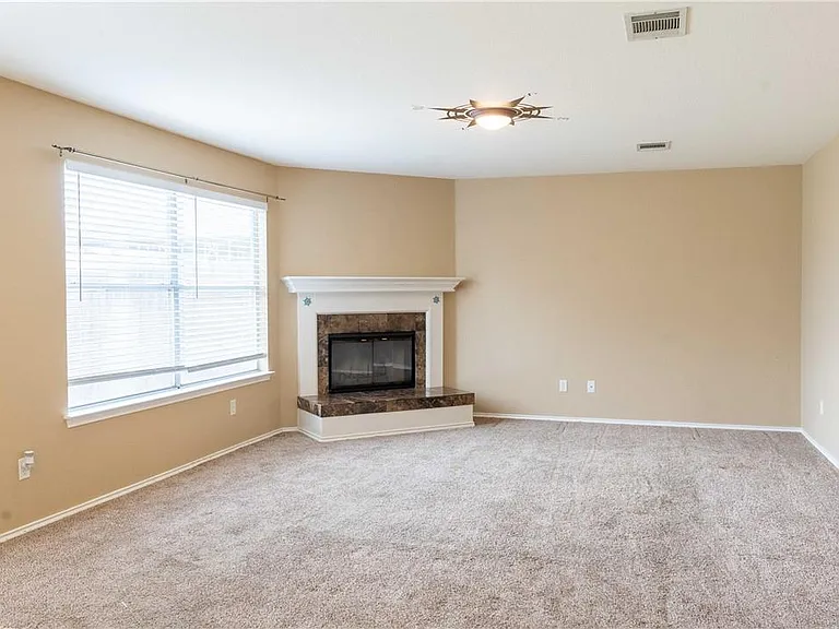 1608 Diana Dr — Photo 3