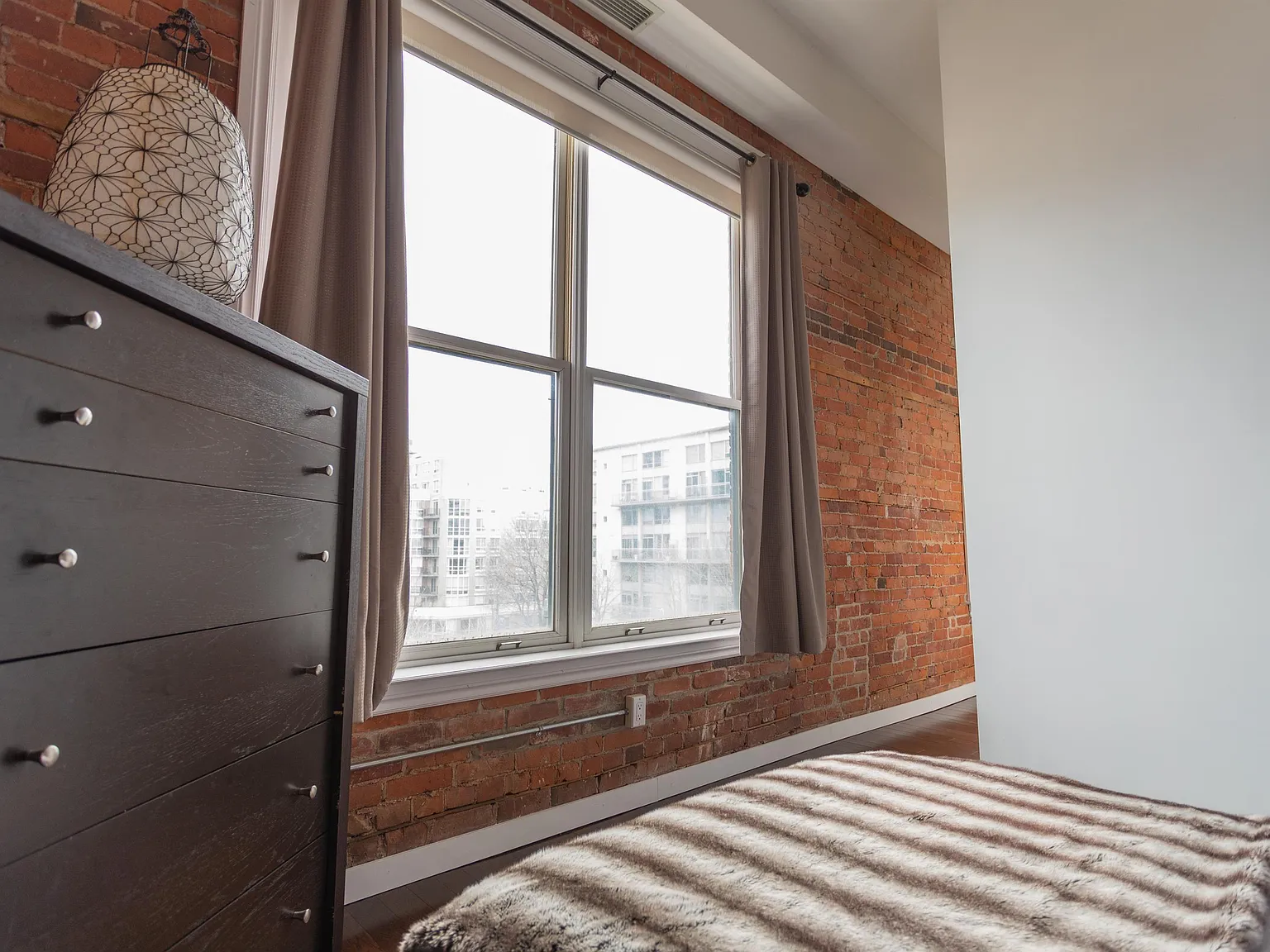 915 King 406 — Photo 4