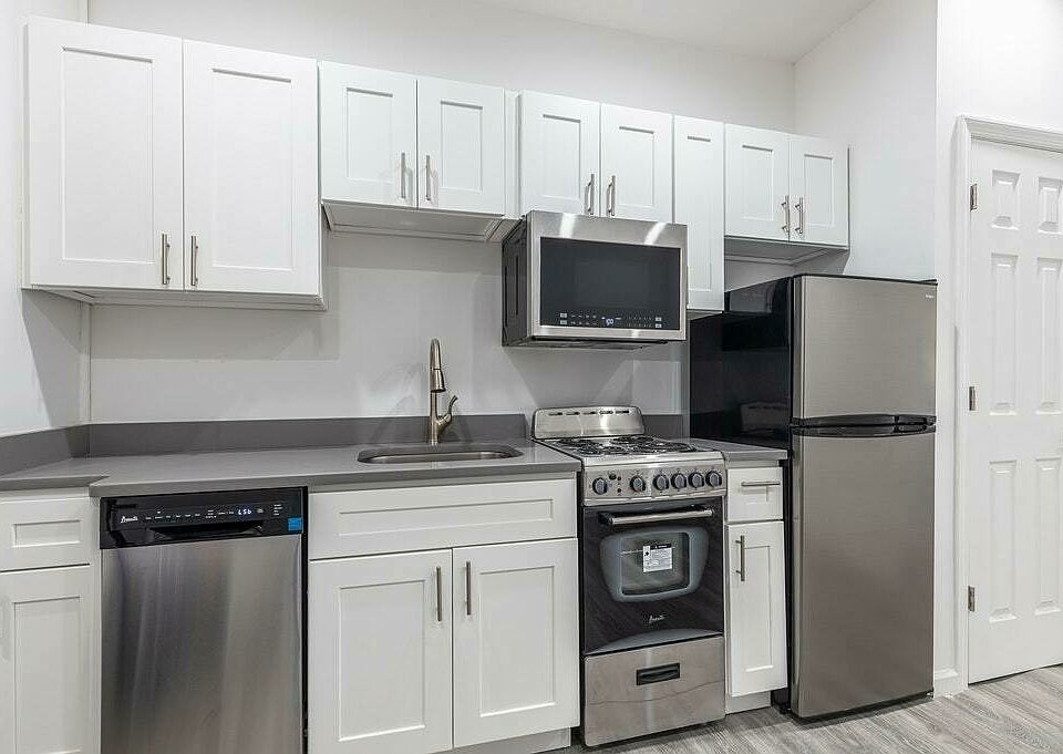 1st image of 172 Thompson St APT 3R